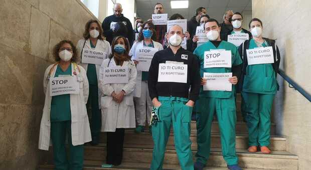 Il flash mob del personale dell'ospedale Pellegrini