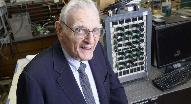 John Goodenough, il Premio Nobel per la Chimica è morto all'età di 100 anni: inventò batterie al litio