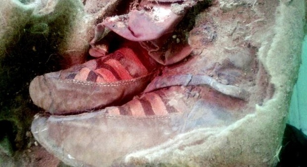 La mummia di 1.500 anni fa con le scarpe Adidas
