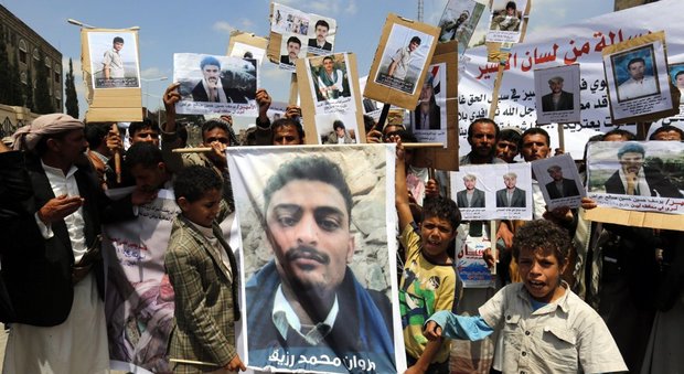 Una manifestazione per la liberazione di ostaggi nello Yemen