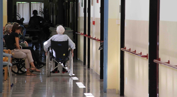 Anziani nei corridoi di Casa Serena, residenza di Pordenone