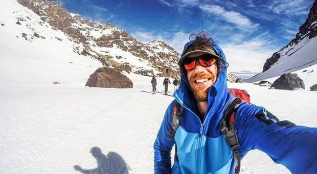 Valanga travolge famoso alpinista, Matteo Bernasconi muore a 38 anni