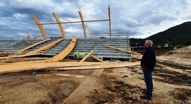 Cattani osserva le arcate crollate al centro sportivo Il Cerquetello di Contigliano