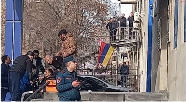 Attentato con granate a Eravan: feriti nella capitale dell'Armenia, sospetti sulla Fratellanza dei reduci della guerra in Karabakh Video
