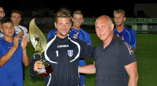 Il capitano Simone Rizzaro riceva il trofeo da Paolo D'Este, amico fraterno di Domenico Bartolo