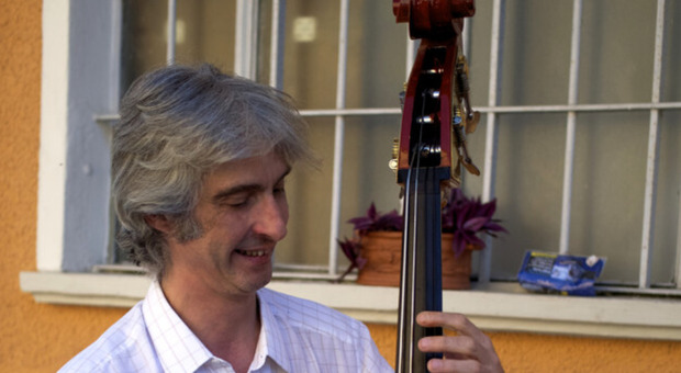 Enzo Frassi, il jazzista è morto a Piacenza a 54 anni: la sua auto si è ribaltata in un canale