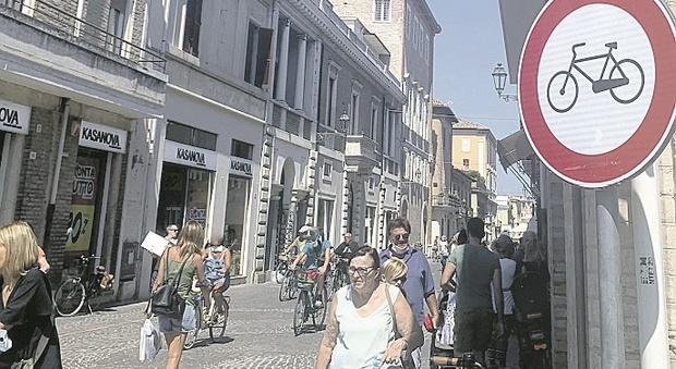 Le bici sfrecciano sul Corso e anche il sindaco rischia di essere travolto: fioccano le multe