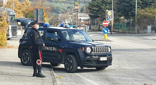 Tre giovani turisti trovati dai carabinieri con l’hashish. Neopatentato guidava ubriaco