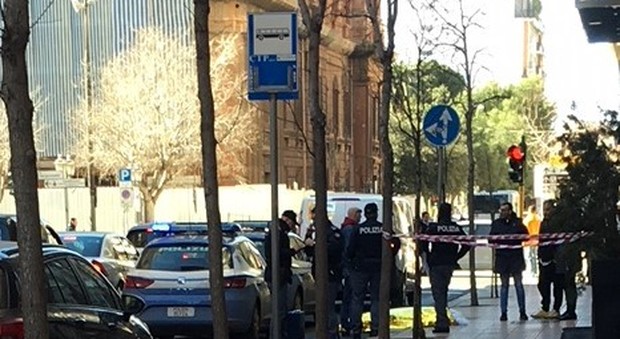 Taranto, si uccide lanciandosi dal palazzo in centro: passanti sotto choc