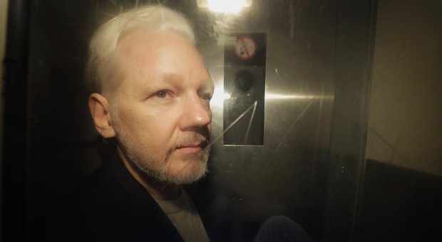 Assange, appello dei medici: «Rischia di morire in carcere»