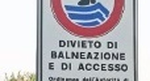 Il cartello di divieto è giusto, ma è sulla spiaggia sbagliata: confusione tra i bagnanti