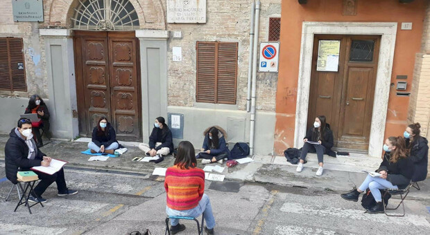 La lezione in presenza all'aperto di alcuni studenti del Pieralli di fronte alla storica sede della scuola perugina