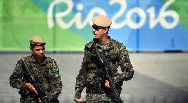 Rio, spari contro soldati: un morto e due feriti