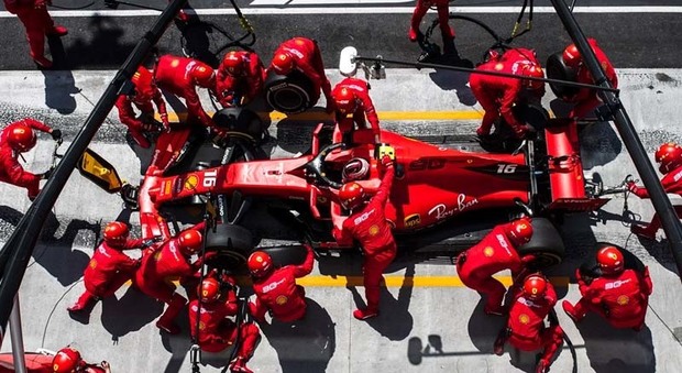 Un cambio gomme della Ferrari di Leclerc