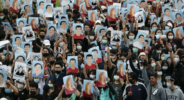 Thailandia, le proteste e lo scontro genitori-figli: «Mio padre accecato dall'amore per la monarchia»