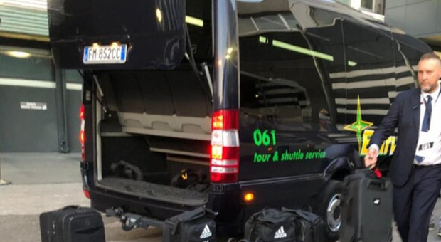 Juventus, il bus si scontra con un'auto della Polizia: i calciatori raggiungono lo stadio a bordo di pulmini