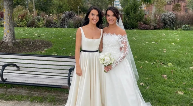 Indossa il suo abito da sposa per andare al matrimonio della gemella: «Non trovavo un vestito adatto». La reazione della sorella