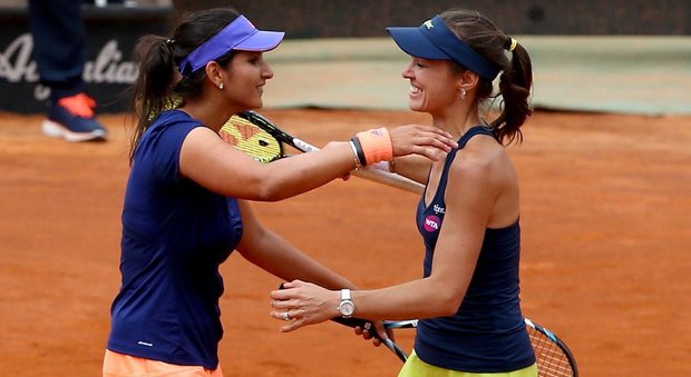 L'abbraccio a fine match tra Sania Mirza e Martina Hingis