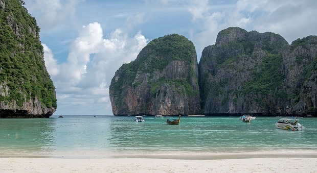 Thailandia, troppi turisti: chiude la spiaggia di Leonardo Di Caprio e “The Beach”