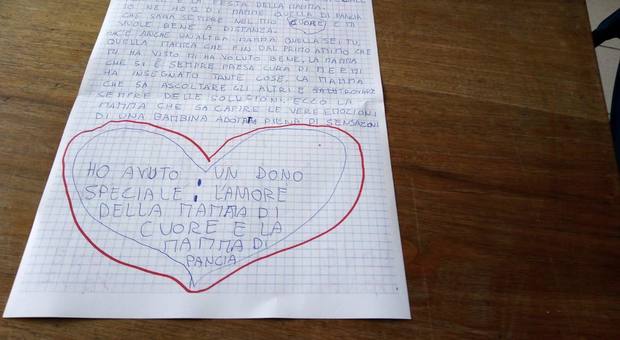 Bimba di 10 anni, adottata, scrive la lettera alle sue mamme: «Una di pancia, una di cuore»