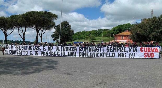 Roma, gli ultras a Trigoria incontrano la squadra. Lo striscione: «Siete romanisti a contratto»
