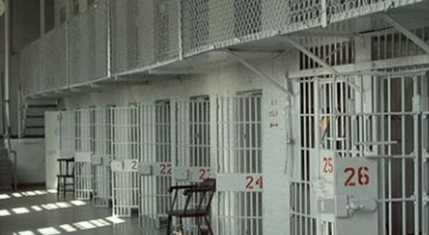 Agente penitenziario morto per fumo passivo in carcere: il ministero della Giustizia dovrà risarcire un milione di euro