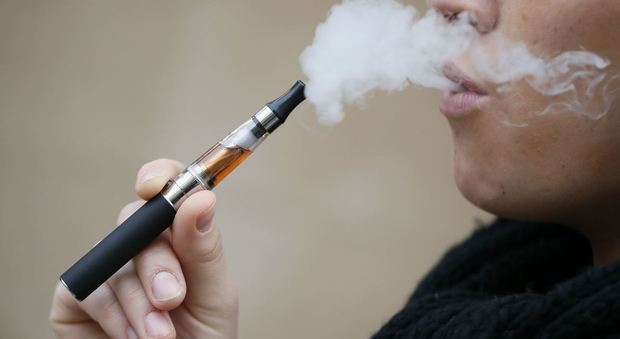 La sigaretta elettronica pericolosa per la salute: "Accelera l'invecchiamento"