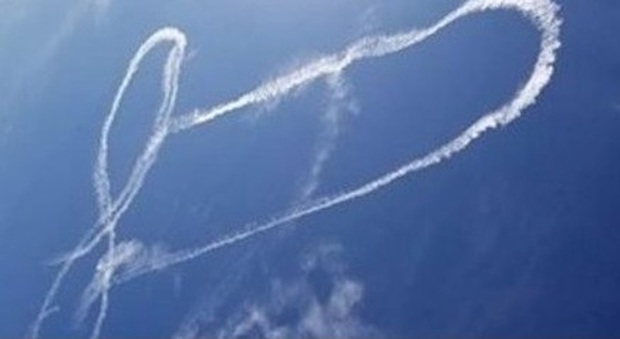 L'aereo disegna un pene nel cielo: equipaggio sospeso