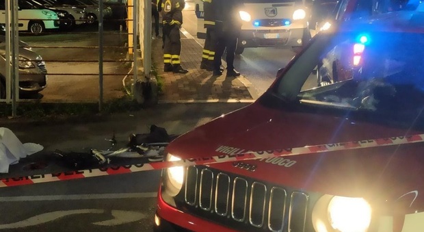 Pesaro, travolta dalla camionetta dei vigili del fuoco: donna di 56 anni muore sul colpo