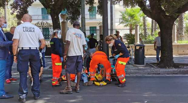 Lecce, due pedoni travolti da un'auto su viale Gallipoli: corsa in ospedale per entrambi