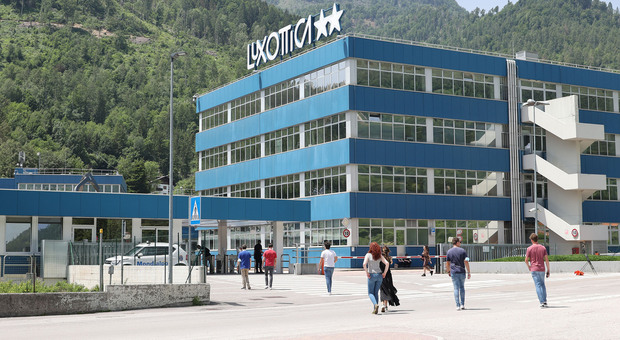 Luxottica, bonus record per i dipendenti: «Fino a 4.400 euro in più». L'azienda ha registrato un +14% rispetto al 2022