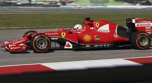 La Ferrari SF15-T di Sebastian Vettel sulla pista malese di Sepang