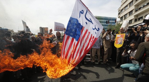 Iran, migliaia in strada contro gli Usa: «Pronti a riavviare programma nucleare se l'accordo decade»