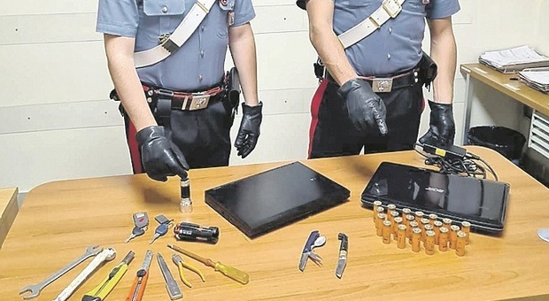 Fermo, presa una coppia di pregiudicati nel casolare: nel covo computer rubati, coltelli e cartucce
