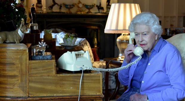 La Regina Elisabetta ha ancora i sintomi del Covid: cancellati gli impegni virtuali