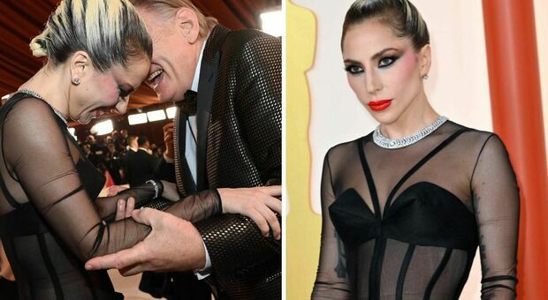 Lady Gaga, la mano del fotografo sul lato B fa infuriare il web: «Lei lo aiuta e lui le da una pacca sul c**o»