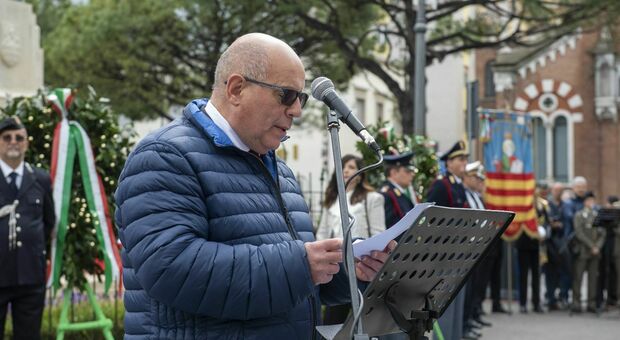 Il prefetto Francesco Russo legge il suo messaggio del 24 Aprile
