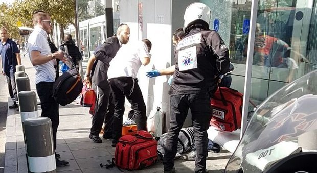 Gerusalemme, spari alla fermata del tram: morti due civili, ucciso l'attentatore