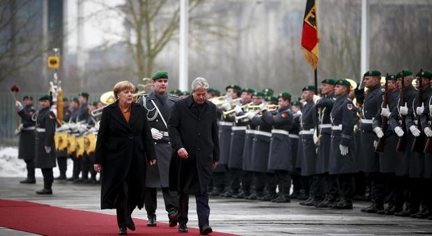Gentiloni dalla Merkel: “Basta con l'Ue a due rigidità”