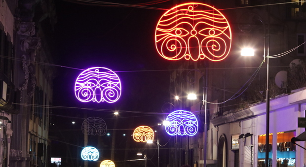 Napoli, il Natale si accende di colori: a Chiaia le sculture luminose di Lello Esposito
