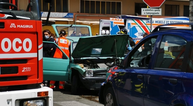 Lecce, frontale all'incrocio: due feriti