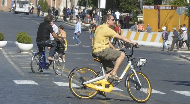 Mobilità, grande successo della bici nel 2021: crescono anche le piste ciclabili nei Comuni