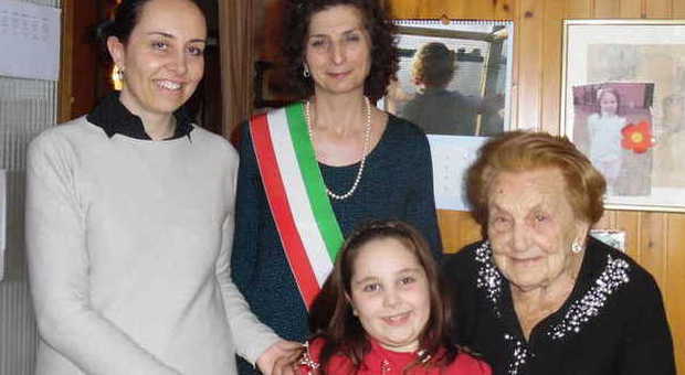 Gilda Bressan, a destra, il 2 marzo ha festeggiato 100 anni. Con lei nella foto nipote e pronipote. Al centro, l'assessore Annamaria Cordova