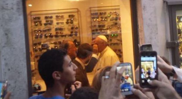 Papa Francesco, sorpresa in centro a Roma: va in un negozio di ottica per cambiare gli occhiali