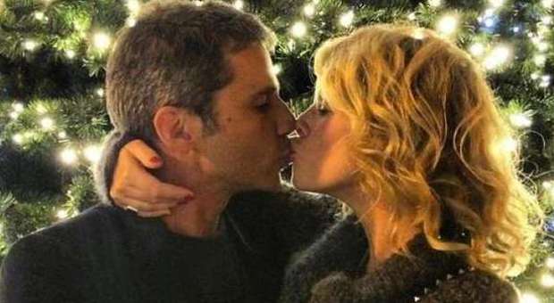 Alessia Marcuzzi, baci roventi sotto l'albero con il fidanzato