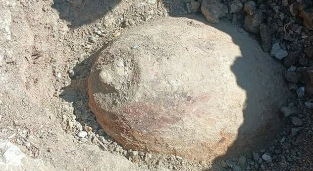 Monte Porzio, bomba inesplosa da 200 kg riaffiora nel campo