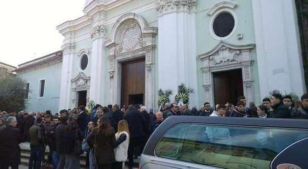 Folla ai funerali della prof uccisa a martellate dal vicino: lutto cittadino nella sua Capodrise