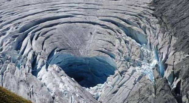 Enorme buco in un ghiacciaio sulle Alpi: "Colpa del caldo record". La foto choc