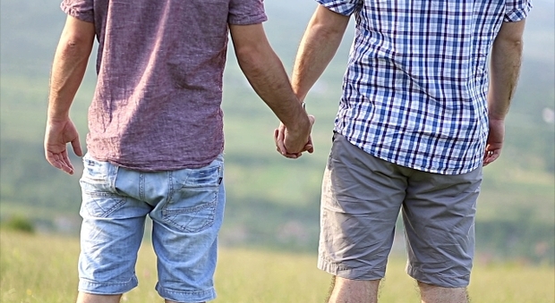 Militare in pensione versa 30mila euro all’amante gay per il suo silenzio