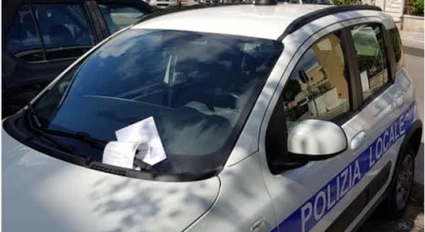 I vigili multano l'auto in divieto, ma è quella dei colleghi di Squinzano
